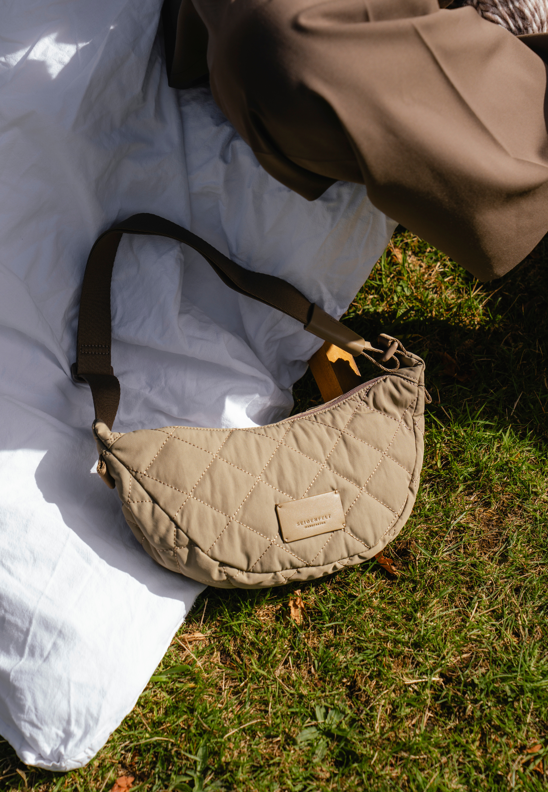 Seidenfelt - Bags - Hetta Halfmoon Bag - black / OS-Greige Khaki / OS-cool grey / OS-soft toffee / OS